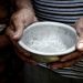 Persona sin comida con plato vacío