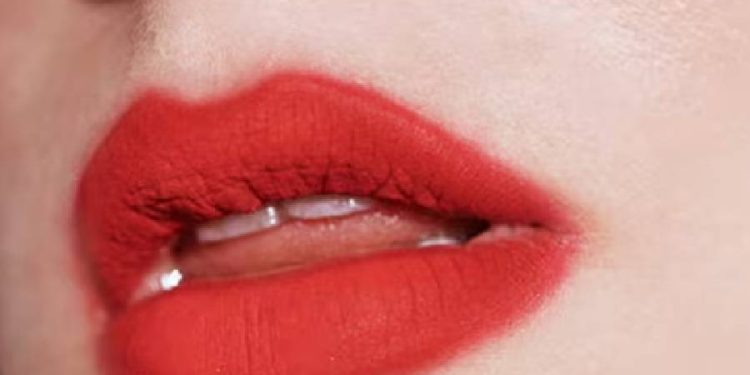 Revolución en labios: la era de los 'blurred lips' natural y seductor