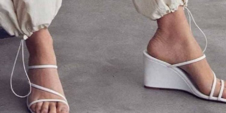 Sandalias de los 90 vuelven triunfantes en Mango por menos de 30 euros