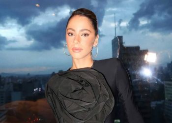 Tini Stoessel en Quebranto: look total black con flor XXL