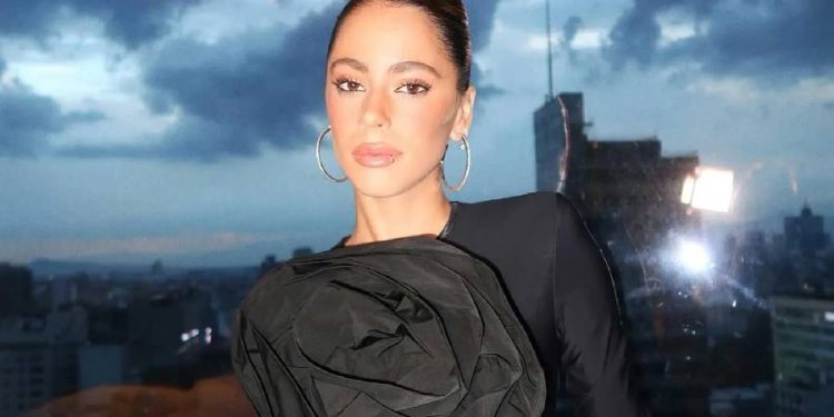 Tini Stoessel en Quebranto: look total black con flor XXL