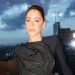 Tini Stoessel en Quebranto: look total black con flor XXL