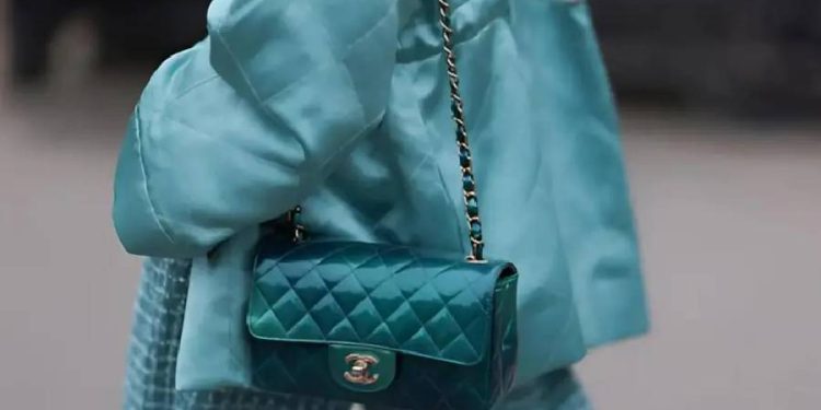 Transformative Teal: El color clave que marcará 2026 en moda y tendencias