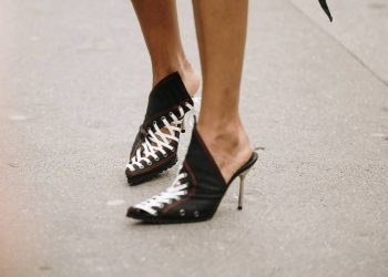Zapatos corsé, la tendencia audaz e imprescindible del 2025