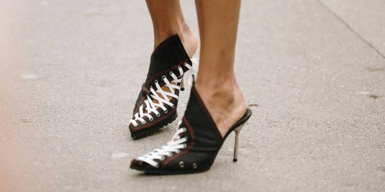 Zapatos corsé, la tendencia audaz e imprescindible del 2025