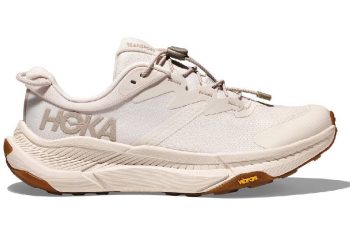 Las nuevas Hoka hunden a los tacones en la oficina: son color crema, elegantes y un clásico del otoño 2025