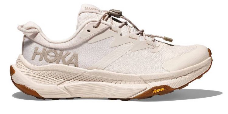 Las nuevas Hoka hunden a los tacones en la oficina: son color crema, elegantes y un clásico del otoño 2025