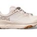 Las nuevas Hoka hunden a los tacones en la oficina: son color crema, elegantes y un clásico del otoño 2025