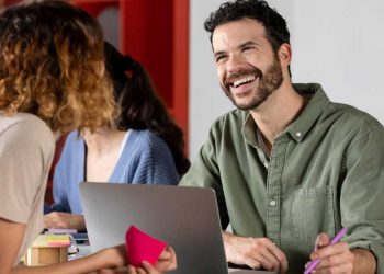 hombre feliz en el trabajo recursos humanos