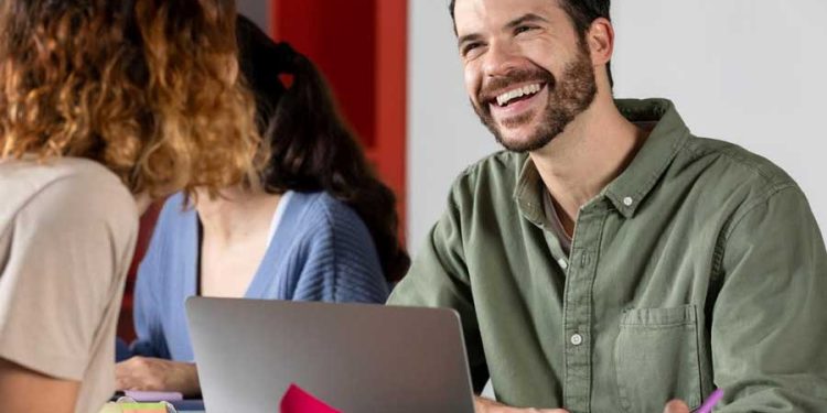 hombre feliz en el trabajo recursos humanos