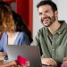 hombre feliz en el trabajo recursos humanos