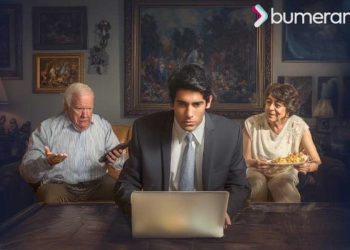 hombre no independiente viviendo con sus padres