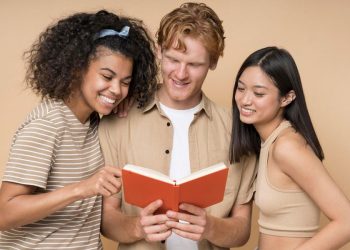 hombre y mujeres leyendo un libro