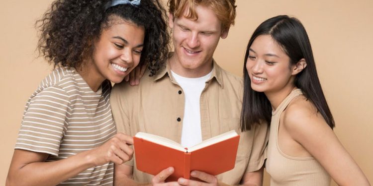 hombre y mujeres leyendo un libro