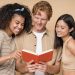 hombre y mujeres leyendo un libro