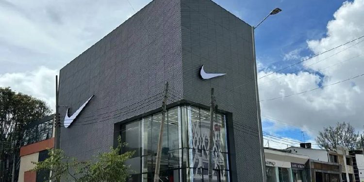 NIKE
