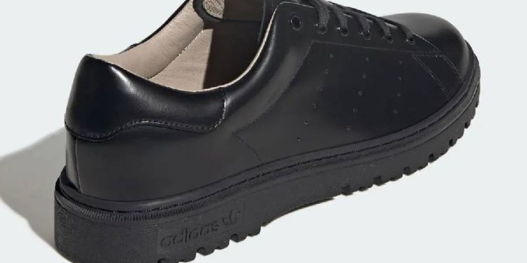 Las Adidas Stan Smith Freizit son la reinvención más elegante de un clásico y quedan genial con traje oscuro