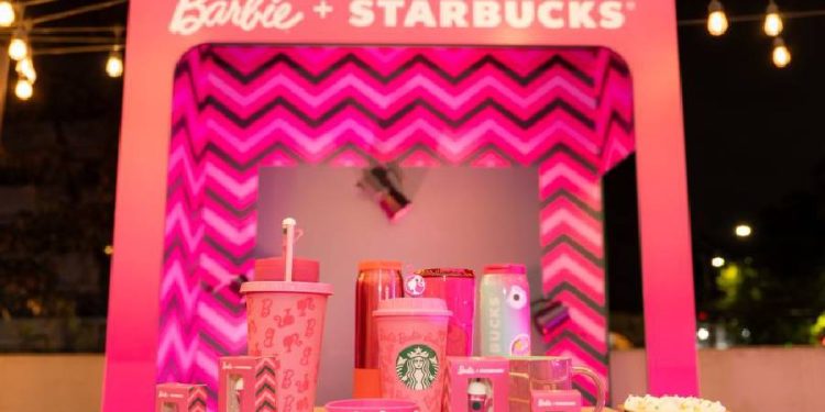 Barbie x Starbucks: una sincronía de hype y consumo