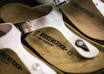 Birkenstock: impulso histórico hacia los 2.000 millones en ventas