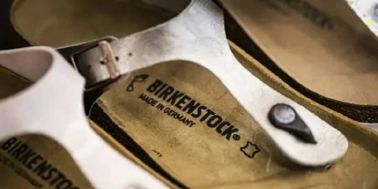 Birkenstock: impulso histórico hacia los 2.000 millones en ventas