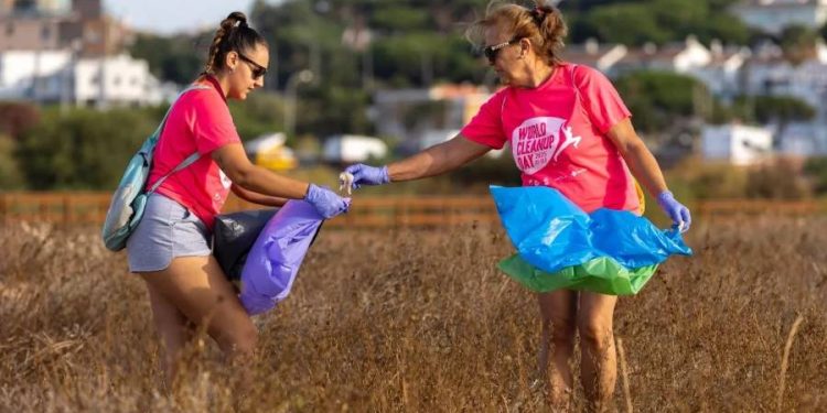 Carrefour moviliza a más de 1.000 voluntarios en el World Cleanup Day en España