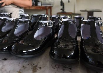 Cinco zapatos clave para destacar en el regreso a clases 2025