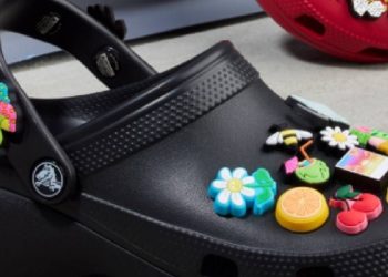 Crocs nombra a Patraic Reagan CFO y reconfigura su cúpula