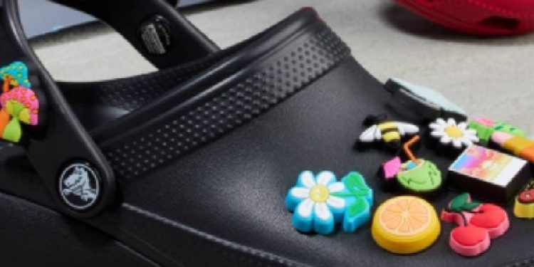 Crocs nombra a Patraic Reagan CFO y reconfigura su cúpula