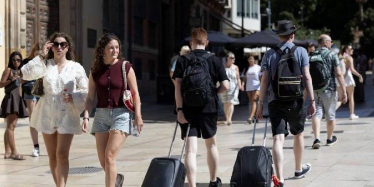 España rompe récords de turismo y gasto en julio
