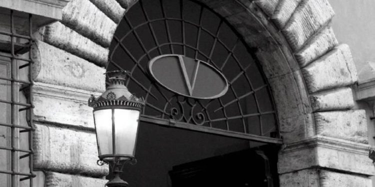 Kering pospone la compra de Valentino para asegurar estabilidad