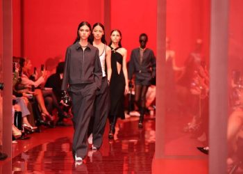 Milán en rojo: lujo, audacia y precisión