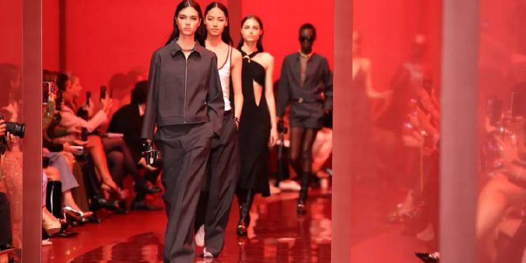 Milán en rojo: lujo, audacia y precisión