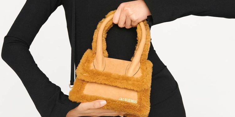 Mini bolso de ante: el must have de este otoño
