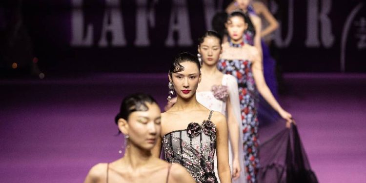 Moda china en Beijing 2025: innovación y tradición