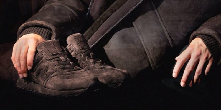 Parecen de peluche, pero estas zapatillas de New Balance y Stone Island son el par que necesitas para vestirte de la textura en tendencia de pies a cabeza