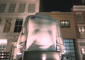 Nueva York, en tamaño gigante: la polera inflable de Champion que sorprende