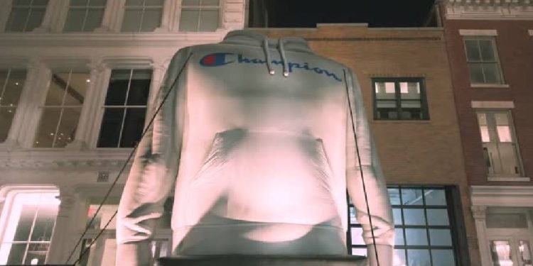 Nueva York, en tamaño gigante: la polera inflable de Champion que sorprende