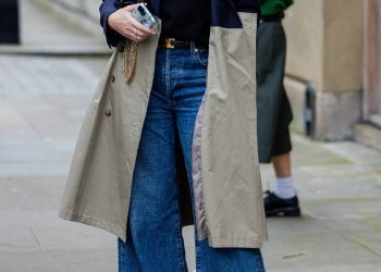 Otoño 2025: Jeans acampanados, gabardinas de lujo y kitten heels