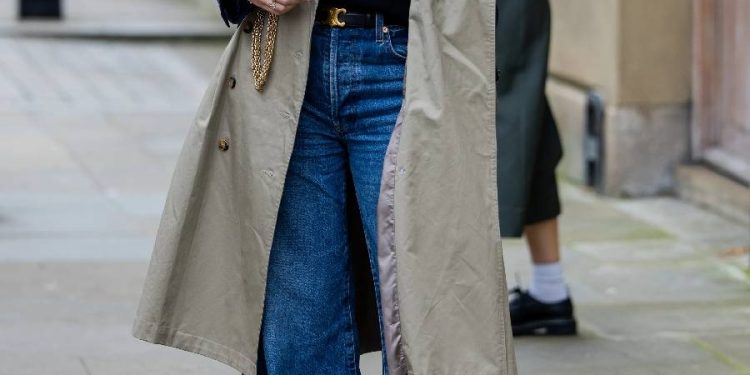 Otoño 2025: Jeans acampanados, gabardinas de lujo y kitten heels