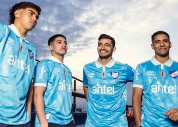 Nacional lanza camiseta celeste retro en homenaje a su histórica gira europea