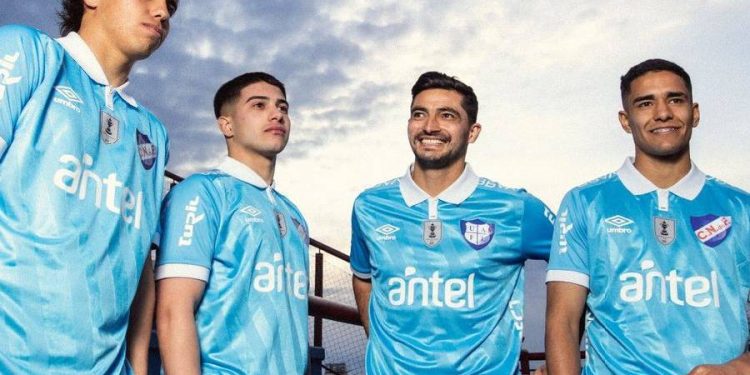 Nacional lanza camiseta celeste retro en homenaje a su histórica gira europea