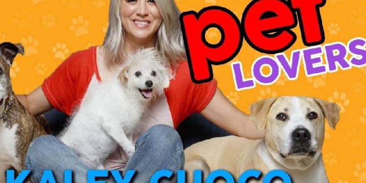 Kaley Cuoco sorprende al probar suplemento de su marca para perros