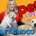 Kaley Cuoco sorprende al probar suplemento de su marca para perros