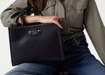 3 bolsos negros de Guess a mitad de precio elegantes y cómodos para crear outfits de oficina