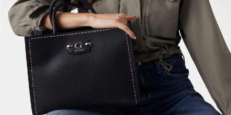 3 bolsos negros de Guess a mitad de precio elegantes y cómodos para crear outfits de oficina
