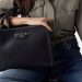 3 bolsos negros de Guess a mitad de precio elegantes y cómodos para crear outfits de oficina