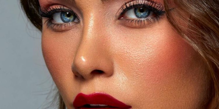 Red blush: la tendencia que redefine el maquillaje en 2025