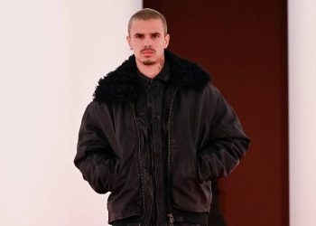 Romeo Beckham y la chaqueta que define la temporada