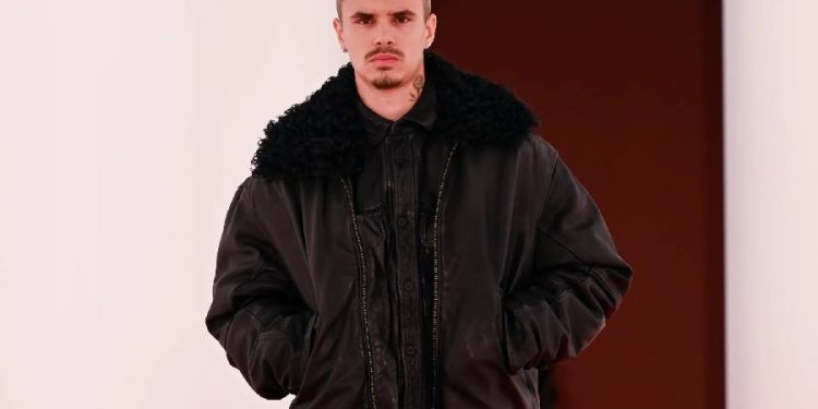 Romeo Beckham y la chaqueta que define la temporada
