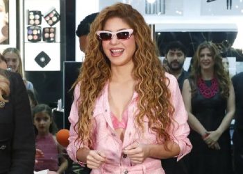 Shakira y el rosa audaz: Barbiecore con encaje visible